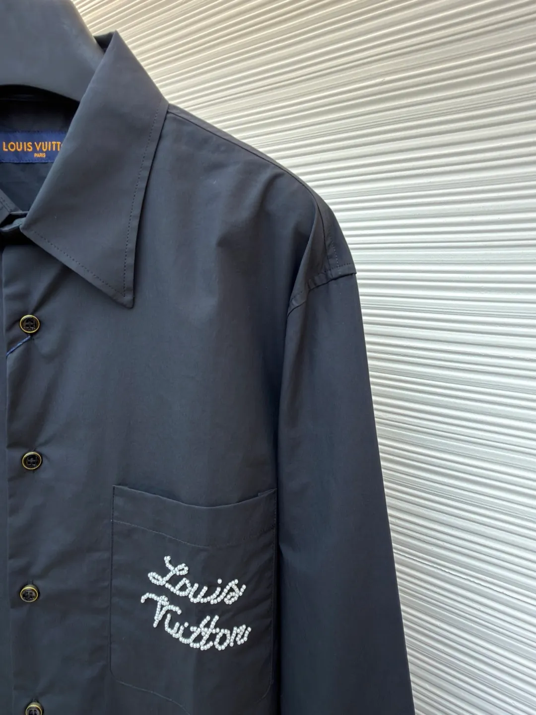LOUIS VUITTON beaded logo shirt ●Original version: 11100 purchase and development ●Item number: 1681373-A90 ●Material: silk and cotton blended Yujing fabric ●Technology: pure hand-embellished beading ●Color: black ●Version: fitted version ●Weight: about 280 grams ●Size: S-M-L-XL ●Description: Customized silk and cotton blended Yujing fabric with excellent texture and comfortable skin fit Using deep matte black as the main tone, it exudes an innate sense of luxury. The chest pocket is decorated with contrasting pearl beaded embroidery handwritten logo. The Louis Vuitton logo is stacked in three-dimensional space to create a three-dimensional relief effect. Using beads as pen and time as ink, the logo becomes a power totem in the palm of the wearer. Elegant lines outline the neck style. Show personality with taste. Blooming charming charm while walking. Ergonomic draping returns to traditional craft techniques through segmentation, folding and shrinking. Stretching technology. The so-called slow work results in fine work. It is the respect for the material and the pursuit of hand feel. Complex workmanship. Slow timeliness. High loss. Purely hand-embellished beads. Deconstruct the Louis Vuitton logo first through 3D scanning technology to generate a 1:1 dynamic path map. Then it is positioned by manual puncture. Each bead needs to be threaded and reinforced three times. Every 10 beads are completed and knotted in reverse. The fabrics are sand-washed to have a better texture and are not easy to deform. Not easy to shrink, not easy to fade, maintain long-term beauty. The overall wiring is straight and delicate, the fabric is comfortable and soft, and the color is consistent without color difference. It can be matched with the same style to create a fashionable look and control various occasions. Customized accessories, complete with three standards, same style for men and women!